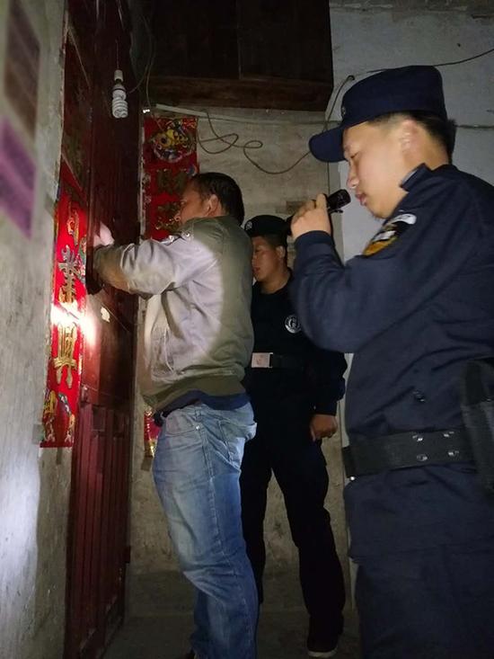 乌鲁木齐粗心妈妈误将幼女锁家中 民警全城寻开锁师傅开门